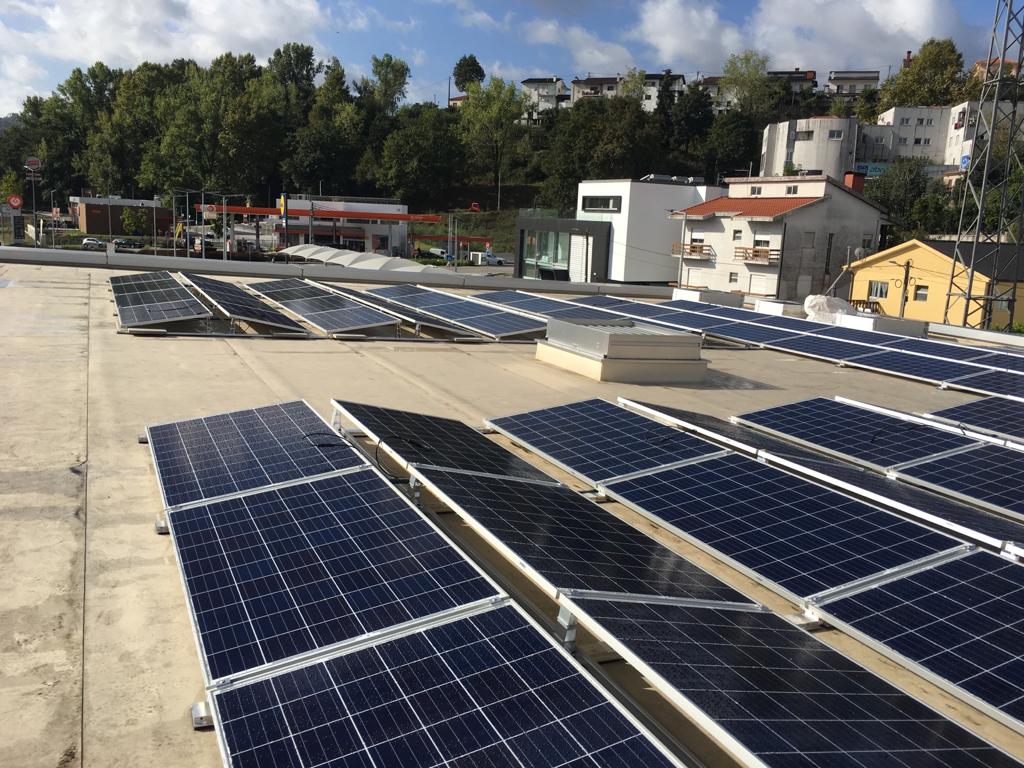 Cobertura fotovoltaica num telhado comercial