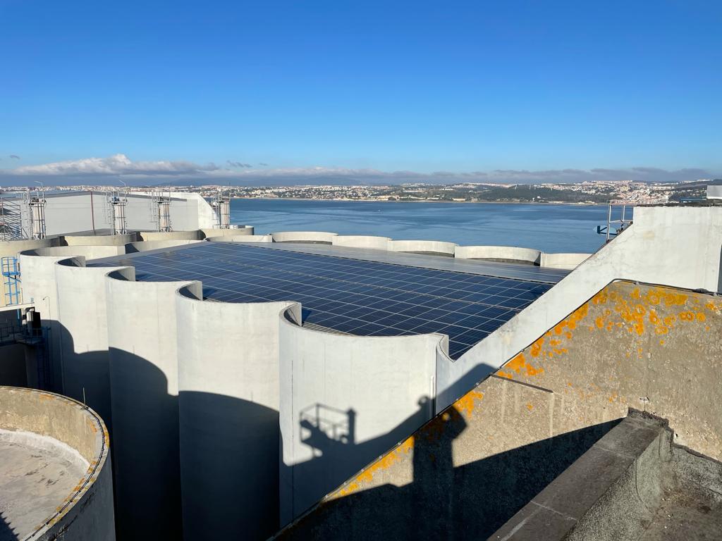 Infraestrutura solar de grande escala junto ao canal