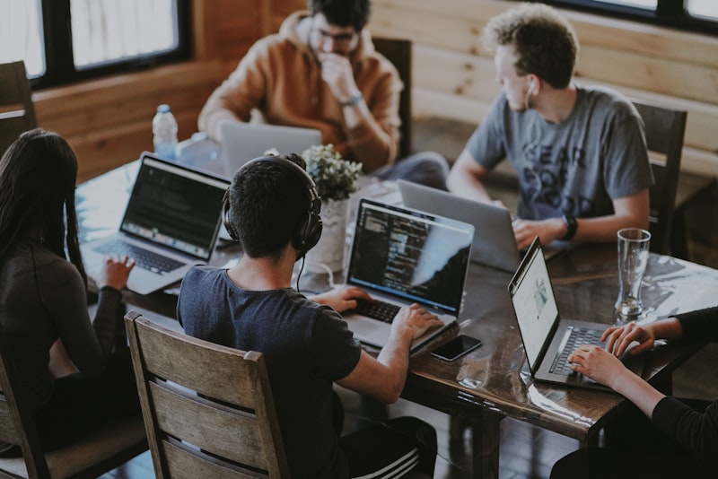 Equipa de Gestão a Analisar Dados